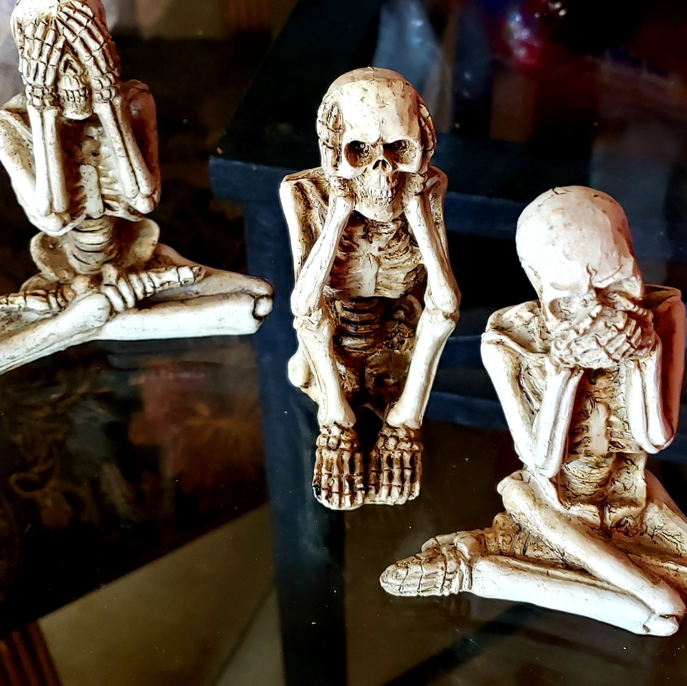 Skeleton figurines set of 3